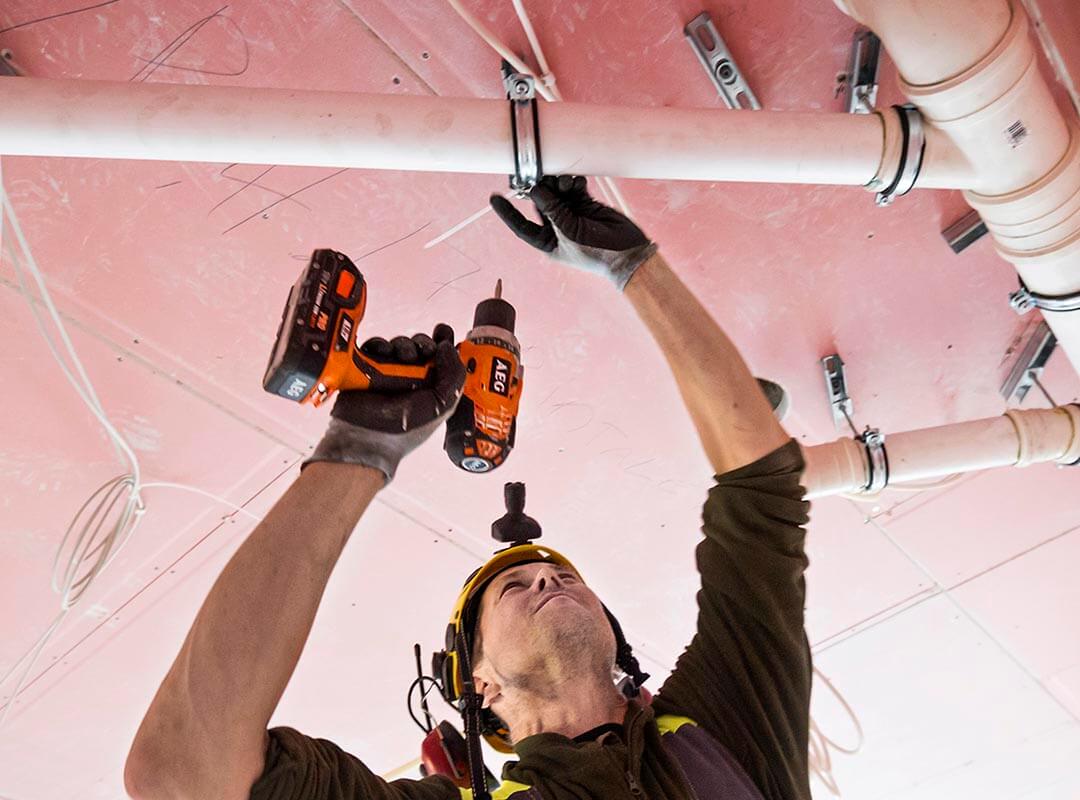 Installatör installerar Decibel inomhusavlop