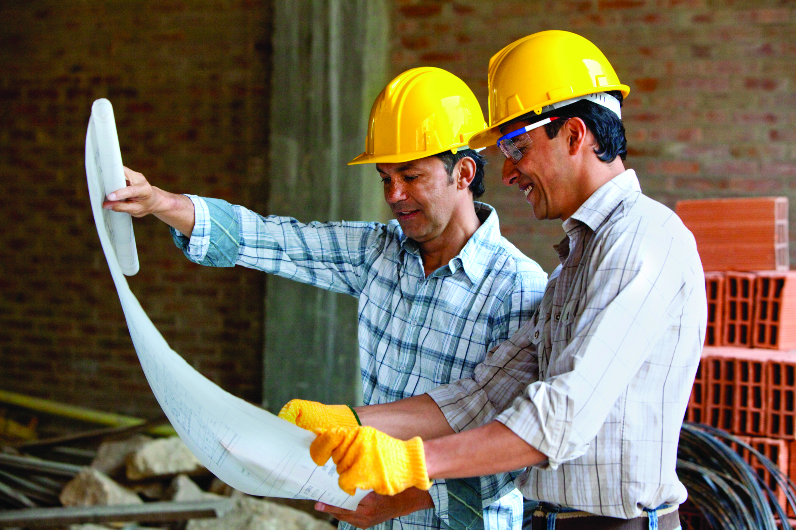 Deux travailleurs de la construction sur place durant une formation en usine