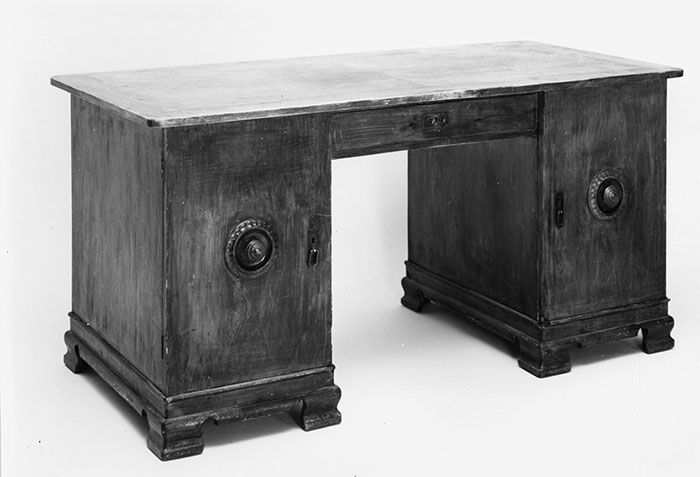 : Ensimmäinen sarjatyönä valmistettu tuote oli Asko-Avoniuksen itsensä ja puuseppämestari Salosen suunnittelema kirjoituspöytä.