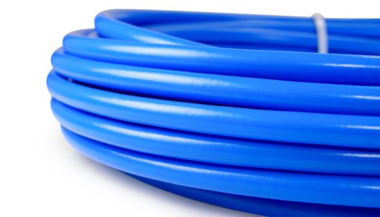 fotografía destacada de una bobina PEX de color azul sobre un fondo blanco