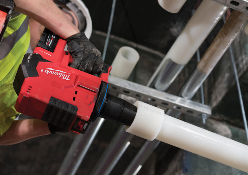 A commercial contractor making an Uponor PEX pipe connection with the Milwaukee® FORCE LOGIC™ tool