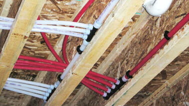 Por qué la plomería con diseño Logic es superior a los sistemas de colectores individuales y de tronco y ramales