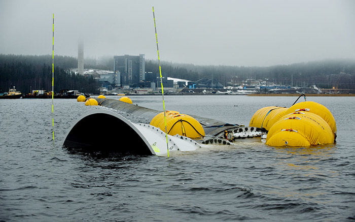 Keljonlahdella oleva biovoimalaitoksen jäähdytysvesien siirtoon on valmistettu halkaisijaltaan suurin Suomessa koskaan asennettu muoviputkilinja.